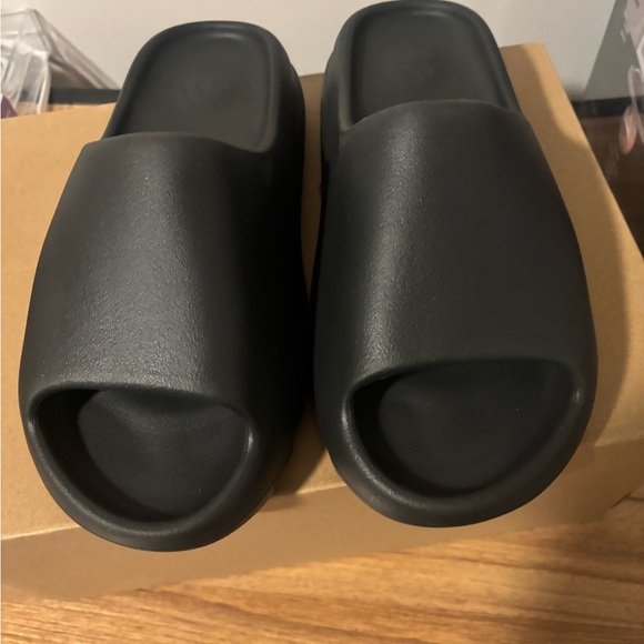 Men’s Size 9 adidas Yeezy Black (onyx) Slide Sandals - Picture 4 of 9